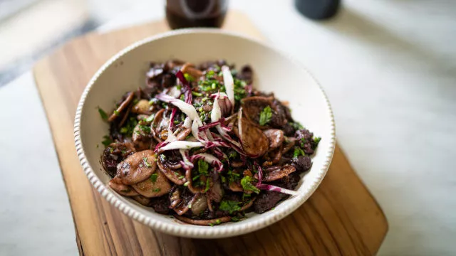 Tjestenina u umaku od kobasice, radiča, oraha i crnog vina