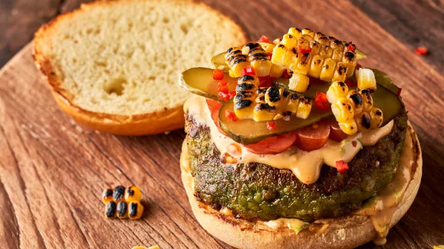 Burger od dimljenog kukuruza i fete