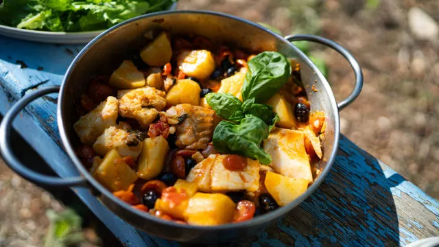 Bakalar s rajčicama i maslinama