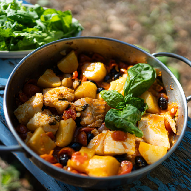 Bakalar s rajčicama i maslinama