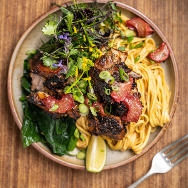 Ljuto-kisela rabarbara s hrskavom svinjetinom