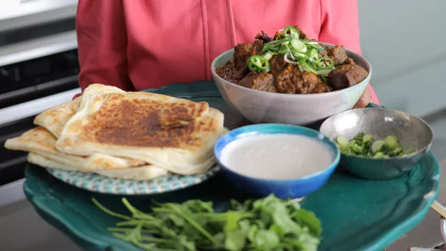 Goveđi vindaloo s indijskim oraščićima