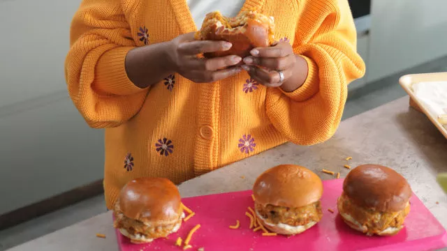 Hamburgeri s pljeskavicama od bombajske mješavine grickalica