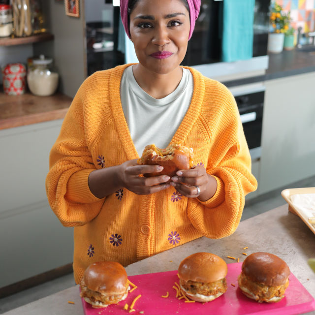 Hamburgeri s pljeskavicama od bombajske mješavine grickalica