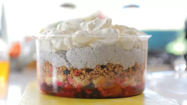 Chia, jogurt i granola tortica