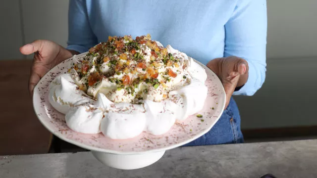 Tutti-frutti pavlova