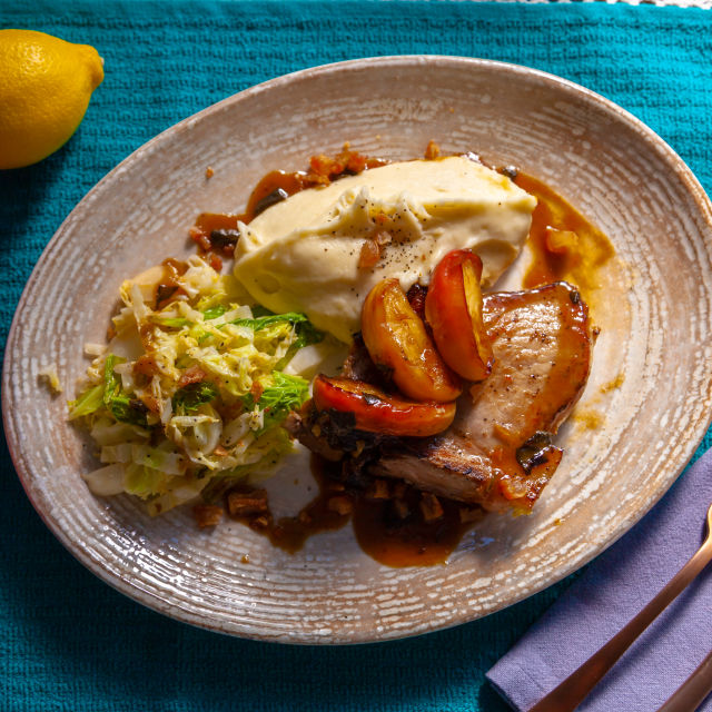 Prženice od svinjske nogice na tavi s jabukama i miso-cider umakom