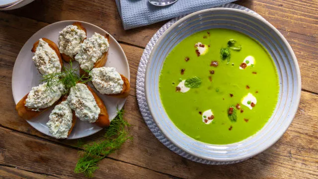 Juha od graška i metve s hrskavom pancetom, svježim zelenilom i tostiranim feta sirom