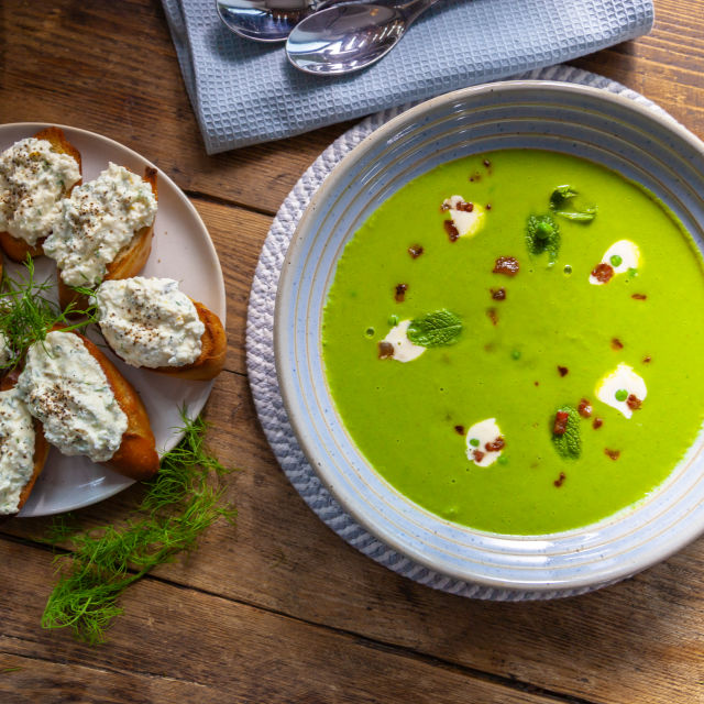 Juha od graška i metve s hrskavom pancetom, svježim zelenilom i tostiranim feta sirom