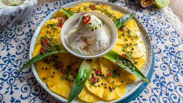 Karpačo od ananasa s marakujom, čilijem i metvicom, kokosom i sladoledom od limete