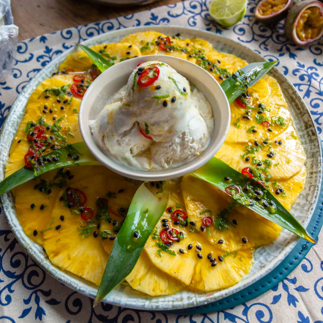 Karpačo od ananasa s marakujom, čilijem i metvicom, kokosom i sladoledom od limete