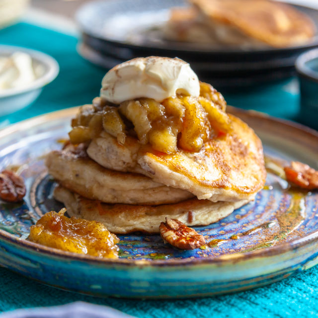 Palačinke s rikotom, pekan orasima, karameliziranom bananom i javorovim sirupom