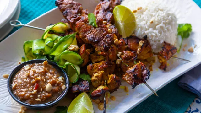 Satay piletina na ražnjićima sa salatom od ukiseljenih krastavca