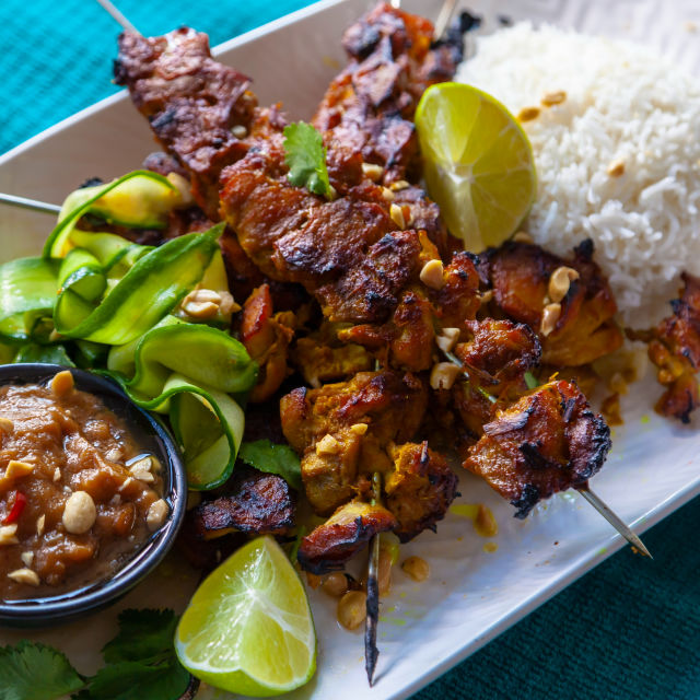 Satay piletina na ražnjićima sa salatom od ukiseljenih krastavca