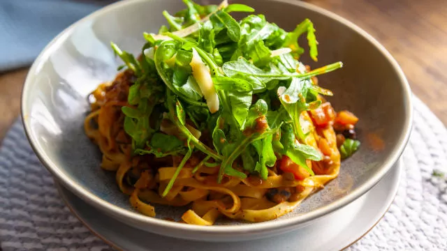 Tagliatelle s lećom, gljivama i umakom od crnih maslina