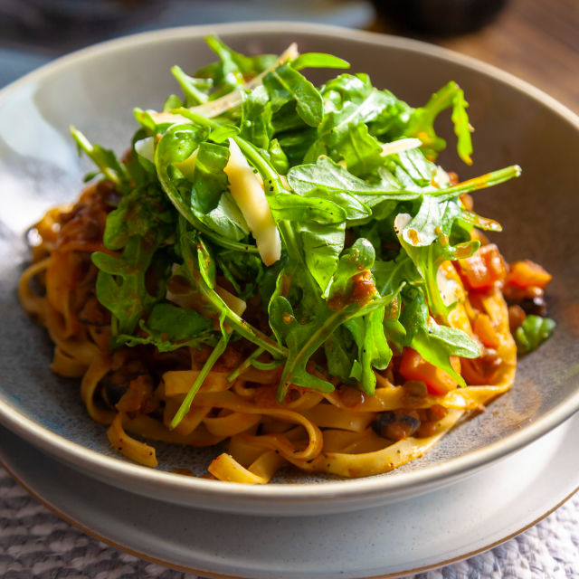 Tagliatelle s lećom, gljivama i umakom od crnih maslina