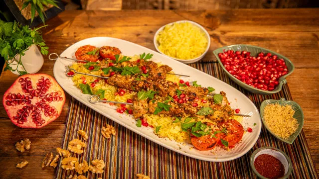 Pileći kebab torsh s rižom od šafrana i narom