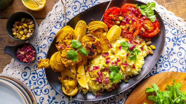 Aromatični kebab od pilećeg odreska s šafranom, kardamomom, ružinom vodom i rižom
