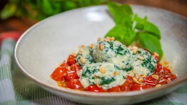 Njoki od špinata i ricotte s umakom od čeri rajčice, prženim orahovim sjemenkama i bosiljka