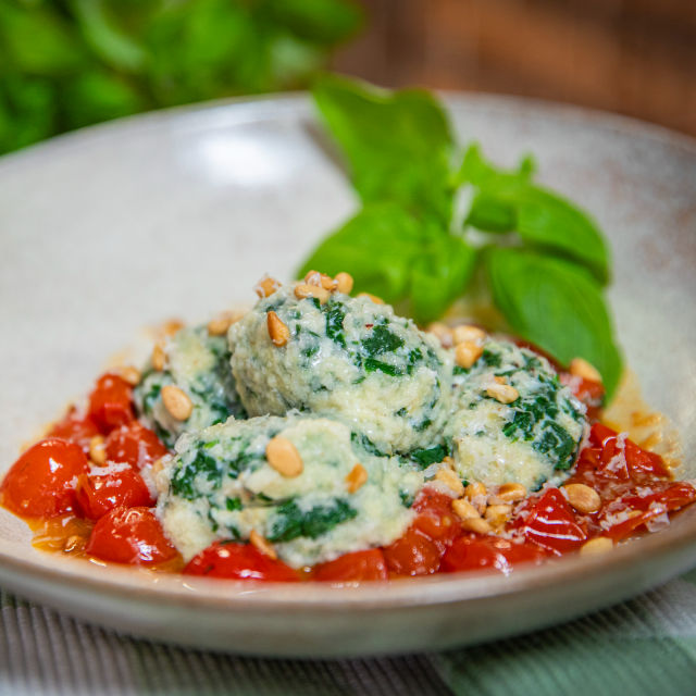 Njoki od špinata i ricotte s umakom od čeri rajčice, prženim orahovim sjemenkama i bosiljka