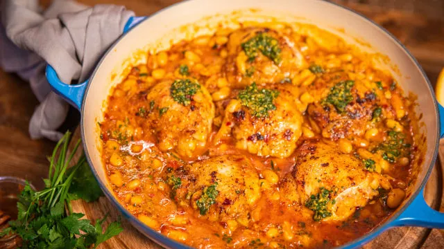 Piletina s harissom od ruže i varivo od bijelog graha s umakom chermoula