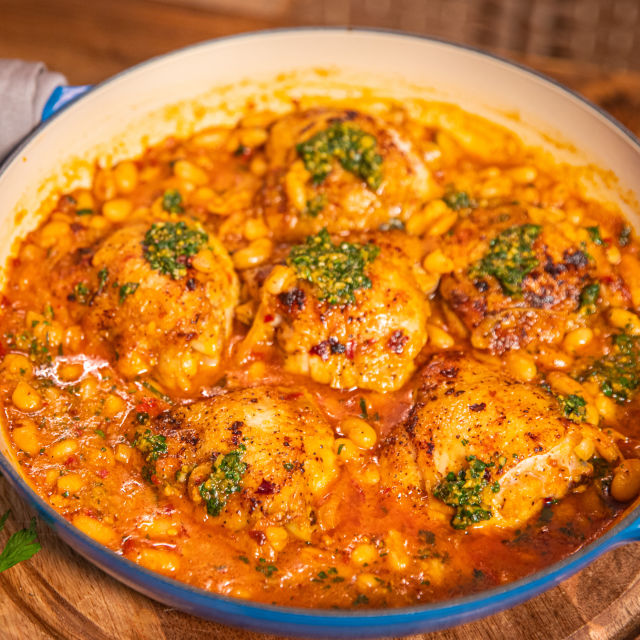 Piletina s harissom od ruže i varivo od bijelog graha s umakom chermoula