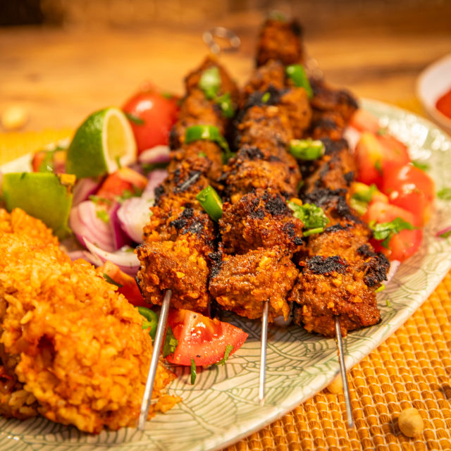 Kamerunski ražanci od začinjene govedine i kikirikija s salatom od povrća