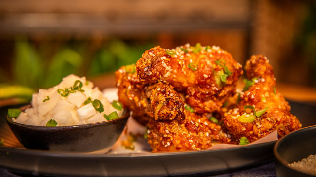 Začinjena korejska pržena pileća krilca (yangnyeom chicken) s ukiseljenim repa