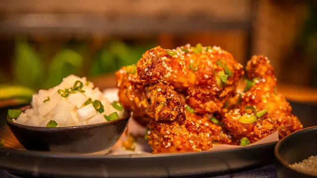 Začinjena korejska pržena pileća krilca (yangnyeom chicken) s ukiseljenim repa