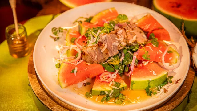 Svinjski file u jerk stilu, salata od lubenice i kokosa