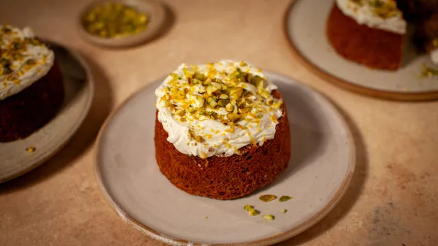 Torta od limuna s Amalfija od maslinovog ulja i pistacija s jogurtom