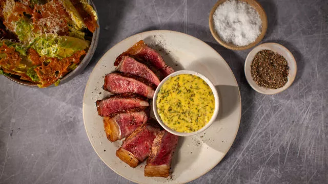 Striploin juneći odrezak s umakom béarnaise i klasična Cezar salata