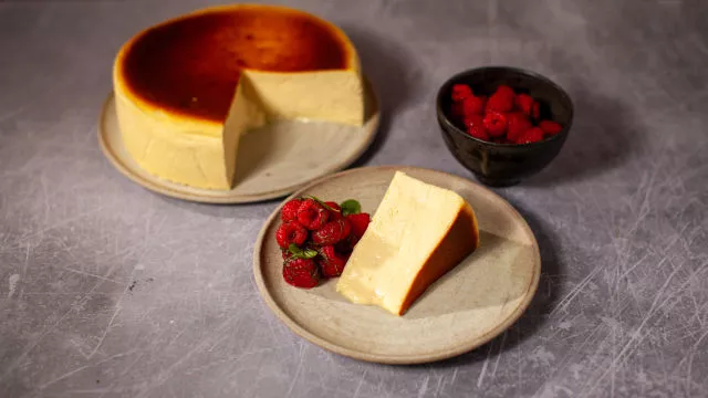 Pečeni baskijski cheesecake s preljevom od bobičastog voća