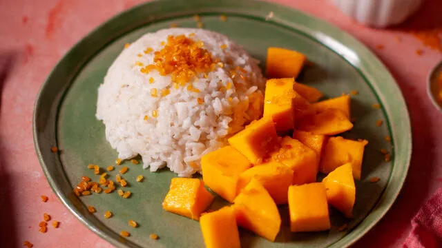 Desert od ljepljive riže s mangom i kokosom