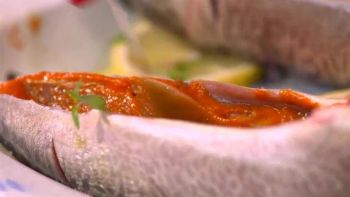 Cavalas Assadas com Anchovas e Espargos