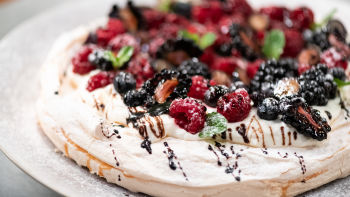 Pavlova de Frutos Vermelhos, Nata e Vinagre Balsâmico (sem glúten)