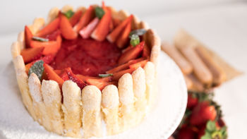 Charlotte de Morangos com Lúcia Lima e Bavaroise de Baunilha