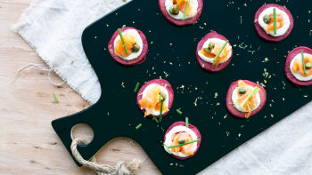 Blinis de Beterraba, Creme de Cebolinho e Salmão Fumado
