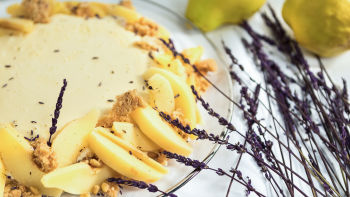 Semifrio de Pinhões com Chocolate Branco e Marmelo em Calda de Alfazema (sem glúten)