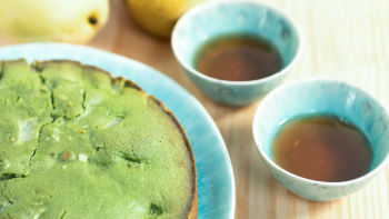 Bolo de Matcha e Pêras Nashi com Citronela