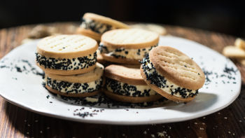 Sandwishes Geladas de Yuzu e Caramelo de Sésamo