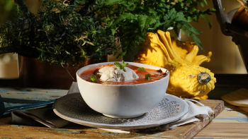 Sopa Fria de Morangos com Gelado de Vinho do Porto