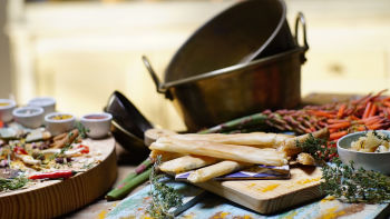 Rolinhos de Massa Filo com Queijo de Cabra e Peras Caramelizadas