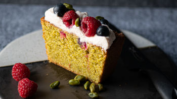Bolo de Pistáchio e Frutos Vermelhos com Creme de Hibiscus