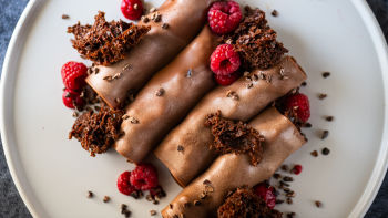 Canelloni de Gelatina de Chocolate, Bolo de Cacau e Gel de Framboesa