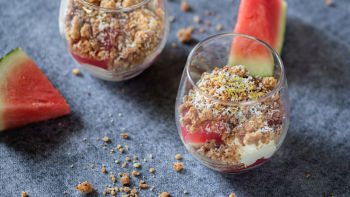 Gelatina de Melancia com Ganache Montada de Limão e Crocante de Amêndoa