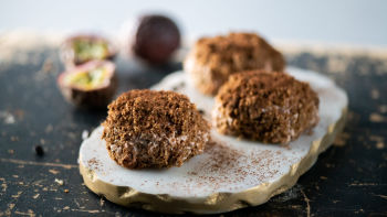 Mousse de Chocolate de Leite Recheada com Geleia Exótica e Crocante de Café