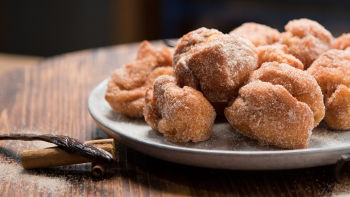 Sonhos de Limão e Canela Recheados com Creme de Baunilha