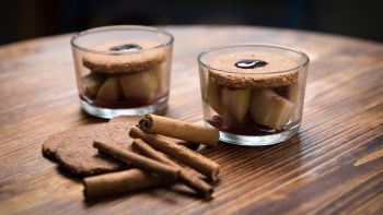 Maçã Assada com Geleia de Vinho Quente de Especiarias e Bolacha de Gengibre