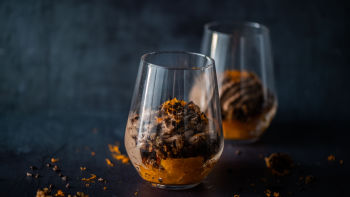 Espuma Leve de Chocolate de Leite, Crocante de Favas de Cacau e Tangerina